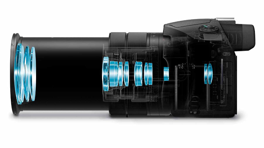 Sony 剛剛為 RX10 系列增添了新成員 RX10 III，同之前的 RX10 II 相比，最大的分別就是配備了全新的 24-600mm 超長焦段鏡頭，更有利遠距離拍攝。而其他規格方面則同 RX10 II 相差不遠，所以日後將會是兩部機並行銷售，新機售價為 $1,500 美元（約 $11,600 港元），將於 5 月起發售。