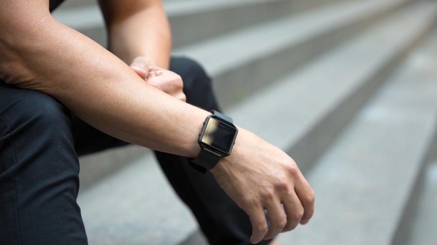 Fitbit 是專門生產穿戴裝置的品牌，之前推出的 Blaze 智能手錶大受歡迎，除了做運動時可以戴之外，平時出街返工返學都可以戴，記錄日常生活的身體狀況。最近 Fitbit 為 Blaze 加推 Gunmetal 版本，以全黑配色示人，適合配襯任何服飾造型。
