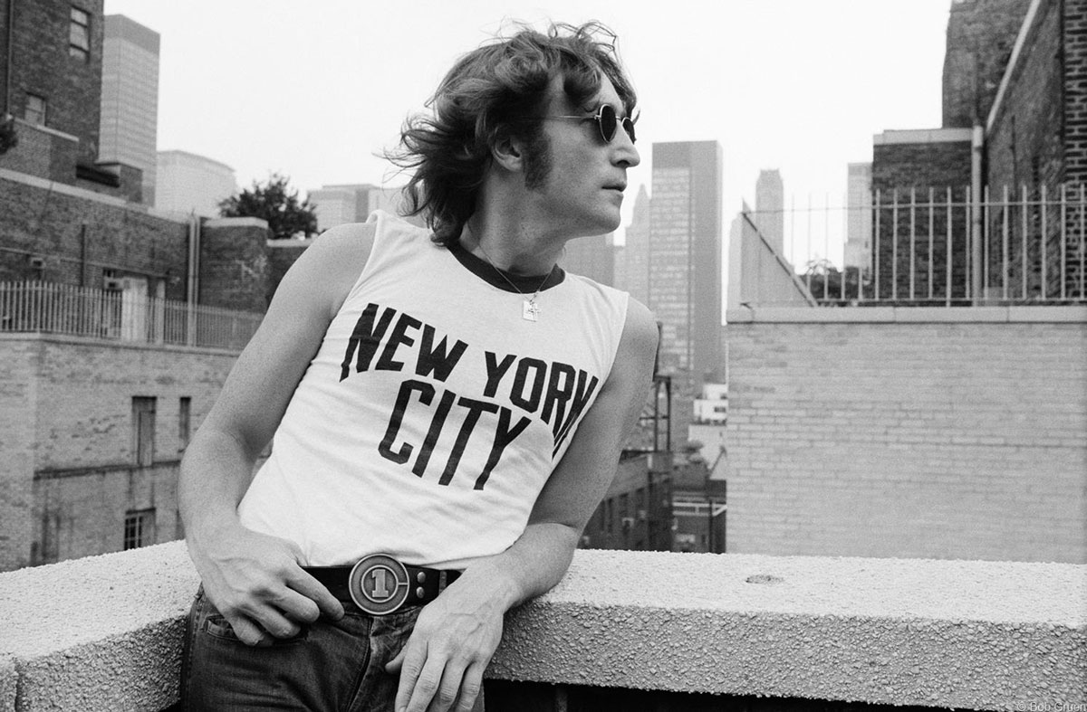 說起 John Lennon 與小野洋子的照片，1981 年《Rolling Stone》雜誌封面的親吻造型無疑是經典。若想了解二人生活瞬間的畫面，大概只能在紐約攝影師 Bob Gruen 的鏡頭裡尋覓。作為他們的私人攝影師，Bob 很自然地捕捉這對傳奇夫妻在舞台之下的平凡日常，至今恰好半世紀。