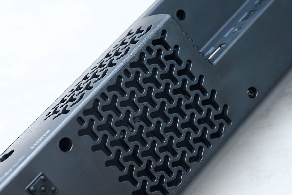 Yamaha 的 Soundbar 系列一向都相當受歡迎，而且由入門到高階的選擇都豐富齊全。今次最新推出的 SR-C30A 短身 Soundbar 長度只有 60cm，配搭薄身設計的無線超低音，相當適合空間有限的用家，也迎合了現時多時間留家娛樂的需要。雖然屬於入門系列，但 SR-C30A 的表現甚至不輸標準尺寸的 Soundbar，效果幾有驚喜。