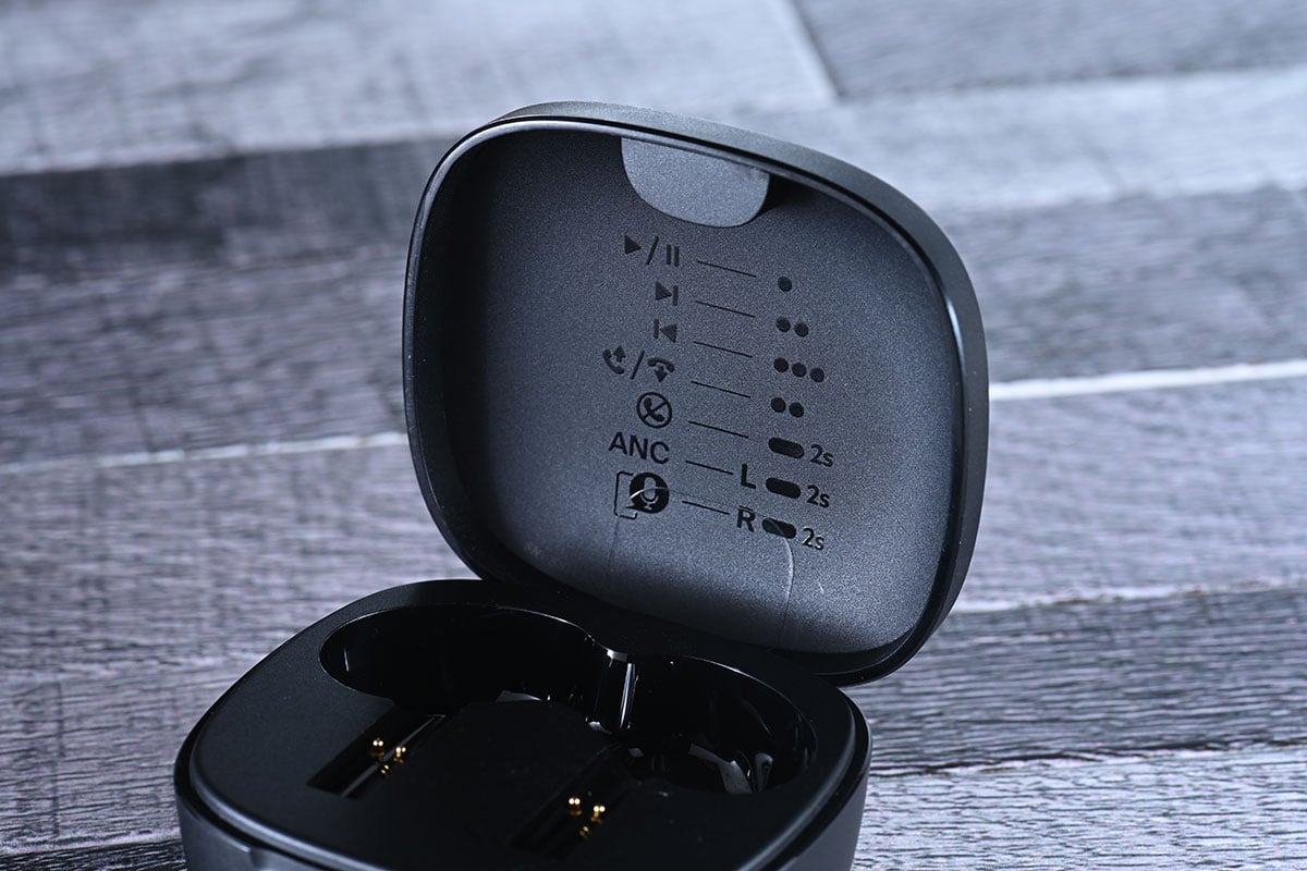 Belkin 最新推出的 SOUNDFORM Pulse 屬於自家中階真無線耳機系列，延續了 Belkin 一向功能豐富的優點，除了採用 12mm 動圈單元、具備 ANC 降噪、IPX5 防水、7 小時電量、無線充電等規格之外，還支援多點連接、在兩個裝置之間無縫切換，更可通過 SOUNDFORM App 設定 EQ 等各種功能，相當實用。
