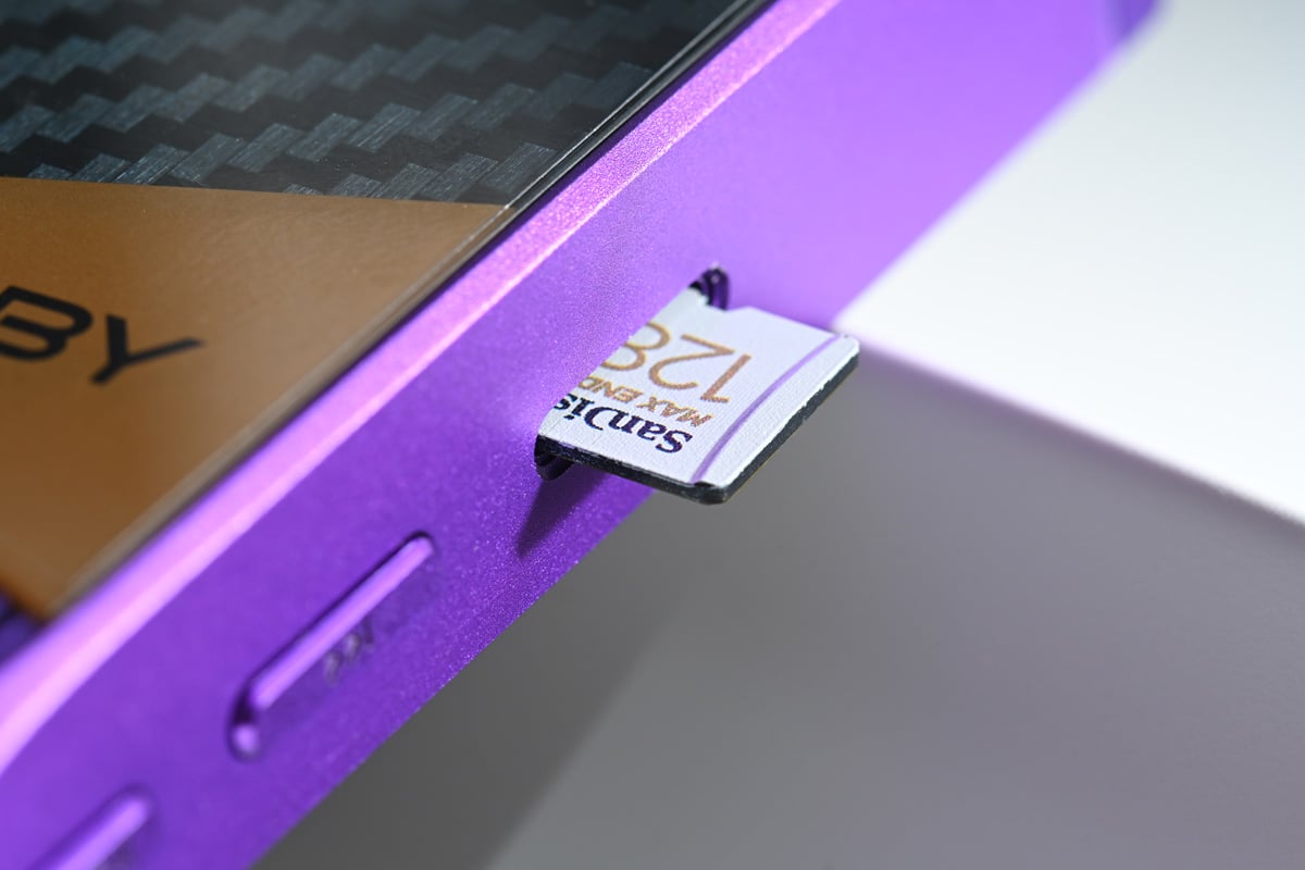 HiBy 最新推出的 R6 Pro II，距離上代 R6 Pro 畢竟有差不多 5 年的時間，無論是外形還是規格都有很大的分別，與其說是升級機，不如當作全新作品看待。R6 Pro II 第一個給人的印象是，機背的線條設計令人愛不釋手，還提供十分搶眼的紫色可以選擇。在硬件方面屬市場上頂級的配置，但它只售中階 DAP 的價錢，實在太犯規了。