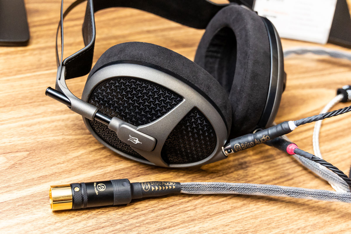 個人音響代理 Soundwave Audio 於 2019 年將日本品牌 Brise Audio 引進來港，無論是音響線材或是耳機線，憑著獨有的屏蔽技術，都獲得不錯的評價，很快成為大家追捧的對象。他們的線材以往都以純銅物料製作，為何突然有 SHIROGANE（白銀）純銀線的誕生？我們找來兩位主理人渡邊慶一、岡田直樹進行了一個短訪，有關公司背景和未來方向的問題是由岡田直樹（Naoki Okada）先生回答，而產品方面就是渡邊慶一（Keiichi Watanabe）先生回應，為方便閱讀，今趟 Q&A 訪問一併以「Brise Audio」身份作代表。