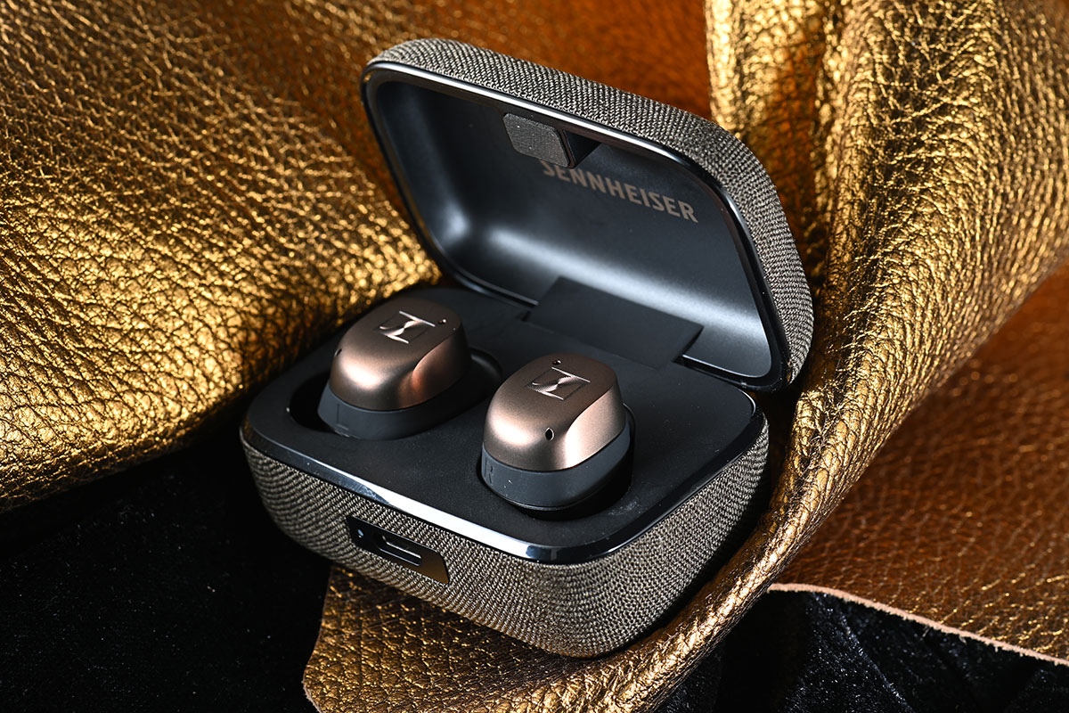 Sennheiser 推出的 MOMENTUM 系列真無線耳機可算是其中一個最受歡迎的真無線耳機系列之一，今次推出的最新一代 MOMENTUM True Wireless 4 則更進一步，由規格到音色、調音都全面升級，加上豐富的功能，吸引力更高。