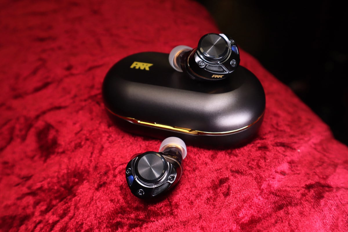 AVIOT 將推出一系列動漫聯乘耳機，當中的旗艦款式 TE-ZX1 更是全球首創搭載 3 種不同類型 5 個單元的真無線耳機，包括有一個 6mm 平板單元、一個 10mm 動圈單元，以及 3 個動鐵單元，每種發聲單元均有不同的特性，能夠提供豐富的聲音細節。