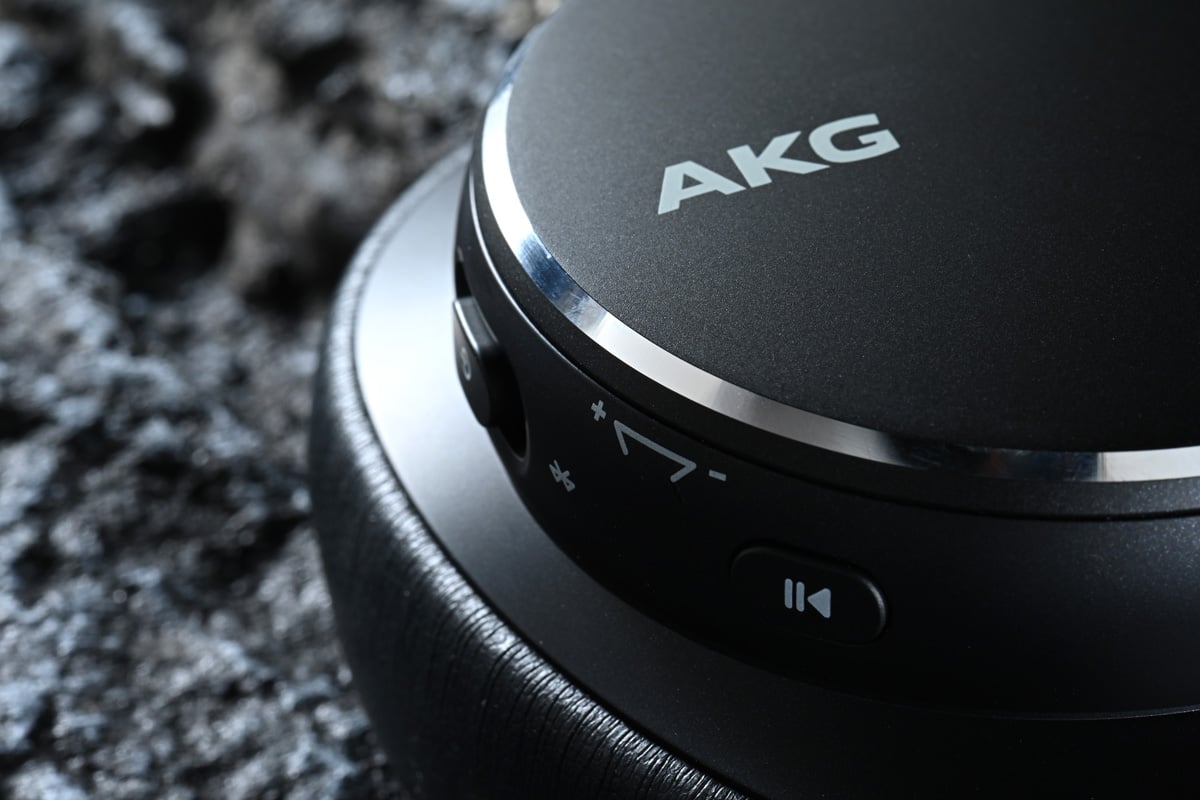 AKG 於 CES 2024 公佈了 N5 Hybrid 和 N9 Hybrid 兩個無線耳機產品，近日終於在港正式開賣。其產品名稱「Hybrid」指的是無線連接方式，除了配備藍牙技術之外，還搭載 2.4GHz USB-C 適配器，無論在觀看電影、打機或透過 Zoom 視訊會議，都能做到聲畫同步，以及高品質的通話，對用家而言，的確有更高的投入感。