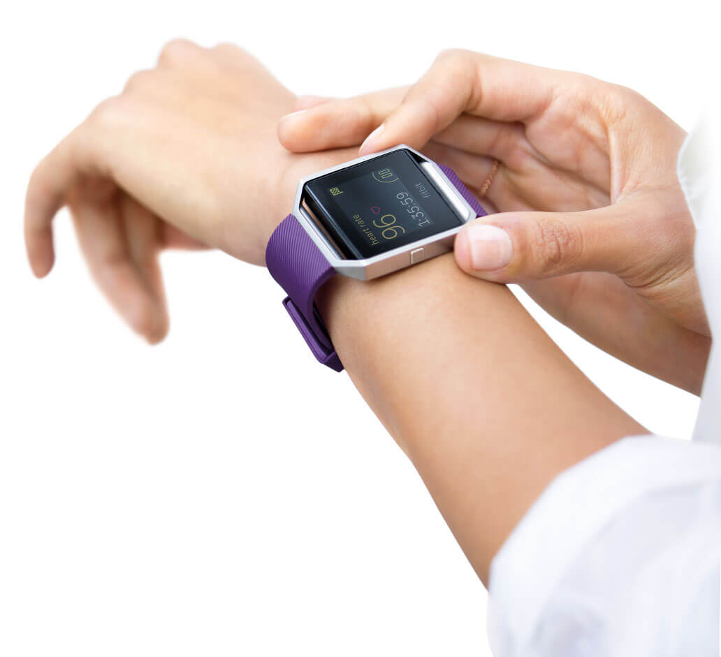 Fitbit 推智能手錶　狙擊 Apple Watch