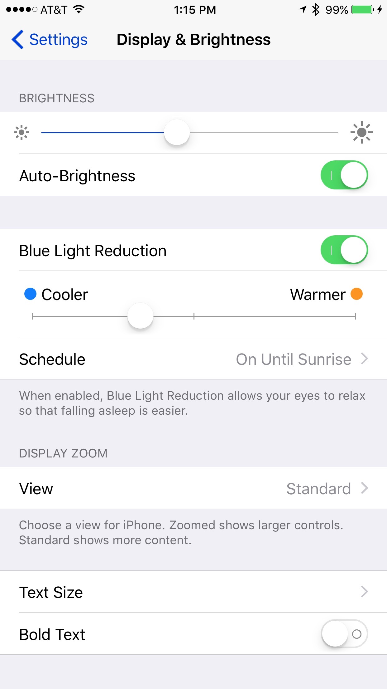 眾所周知，屏幕輸出的藍光會對眼睛造成傷害，因而不少人都會選購抗藍光眼鏡來護眼。Apple 最新的 iOS 9.3 beta 版加入了一項頗有趣的功能，那就是 Night Shift，就算關了燈玩手機，可以減少對眼睛的傷害。