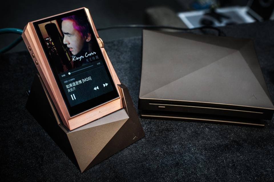 韓國品牌 Astell&Kern（AK）的名字，相信有玩開流動音響產品的人都不會不知，又或者無玩開都應該會聽到。這幾年間，AK 積極開拓高階隨身聽市場，旗艦機王一代比一代貴，最新的 AK380 索價 $28,800 大元，對平民來說自然是天價；但對音響發燒友而言，卻變成一分錢一分貨，貴得有道理！