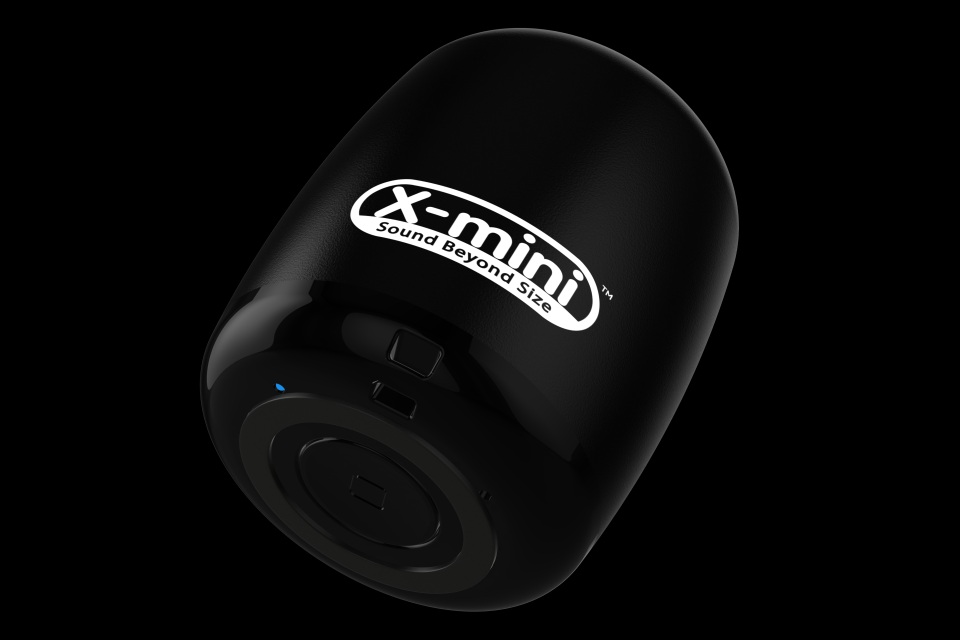 X-mini 憑著 Capsule Speaker 成功打響名堂，發展至今都差不多 10 年。最近又有新突破，推出一款藍牙喇叭仔 CLICK，光面金屬機身只有拇指般大小，但音量足以炸爆整間 Office。
