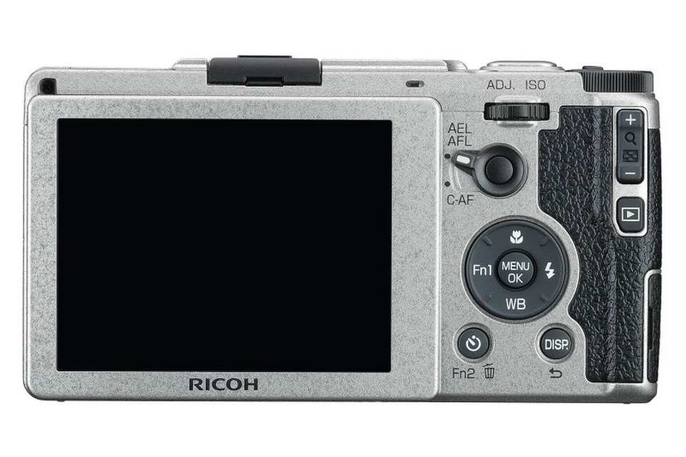 GR II 是 Ricoh 第二部採用 APS-C 大型感光元件的機款，最近為慶祝 Ricoh 創立 80 周年，廠方特別推出 GR II Silver Edition，全球限量 3,200 部，3 月 18 日正式推出，售價為 100,000 日圓（約 $6,900 港幣）。