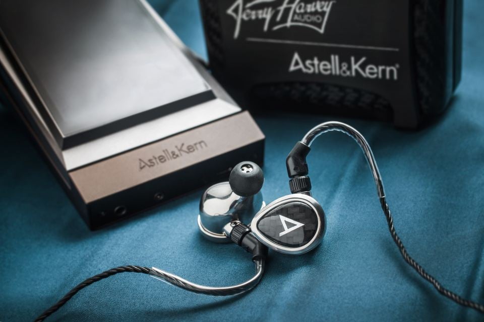 Jerry Harvey 這個名字在耳機界的歷史肯定佔一席位，是傳奇人物之一，相信無人會反對。不少耳機迷都知道，Jerry 曾是 Ultimate Ears（UE）的創辦人之一，在離開 UE 後再創立了 JH Audio，所推出的耳機一直深受國際巨星愛戴。最近 JH Audio 與 Astell&Kern 再度聯乘合作，推出第二代 Siren 系列耳機，Jerry Harvey 本人更親臨香港分享耳機製作心得。