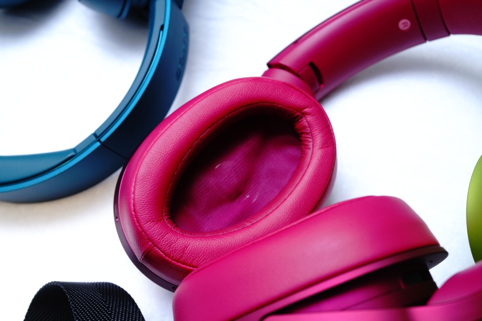 以多色為賣點的 Sony 高解析度音訊無線耳機 h.ear 系列，最近推出一款 h.ear on Wireless NC，支援 LDAC 藍牙解碼，以及追加主動式消噪功能，預計 4 月份到貨，筆者先跟大家分享實際試聽！