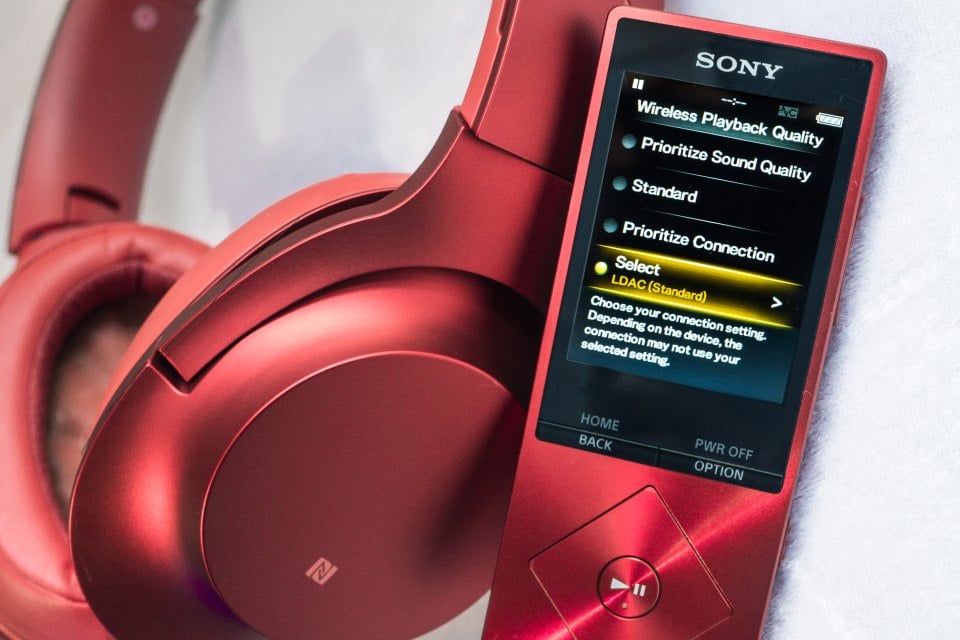 以多色為賣點的 Sony 高解析度音訊無線耳機 h.ear 系列，最近推出一款 h.ear on Wireless NC，支援 LDAC 藍牙解碼，以及追加主動式消噪功能，預計 4 月份到貨，筆者先跟大家分享實際試聽！