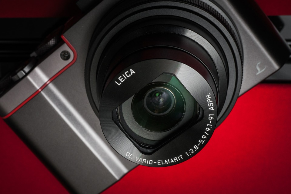大尺寸 Sensor 是近年相機廠商的發展方向，Panasonic 亦不例外，為旅行而設的 Travel Zoom 系列推出新成員 LUMIX ZS110，配備 1 吋大型 MOS 感光元件，不但擁有 10 倍光學變焦 LEICA DC VARIO-ELMARIT 鏡頭，還加入了先拍攝後對焦功能，自此影相不怕 Out Focus。