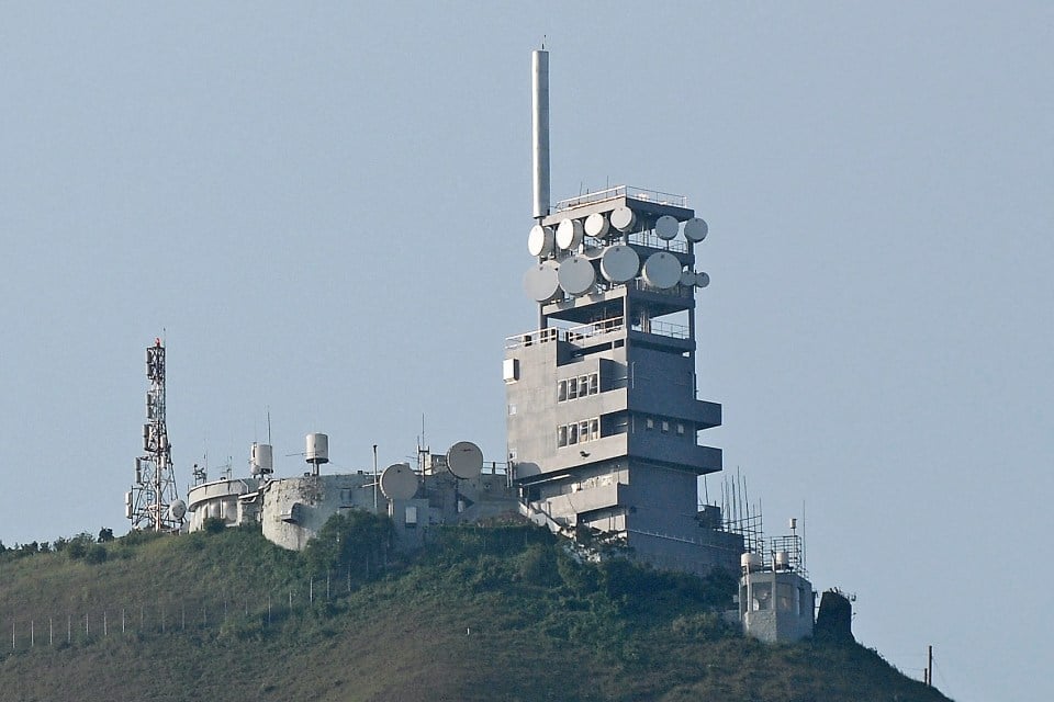 在 4 月 2 日凌晨零時，亞洲電視正式終止在大氣電波上廣播，結束由麗的電視開始的 58 年廣播歲月，事緣在上年 4 月 1 日，商務及經濟發展局局長蘇錦樑正式宣佈亞視不獲續牌，在愚人節宣佈這個消息確實很「愚人」。