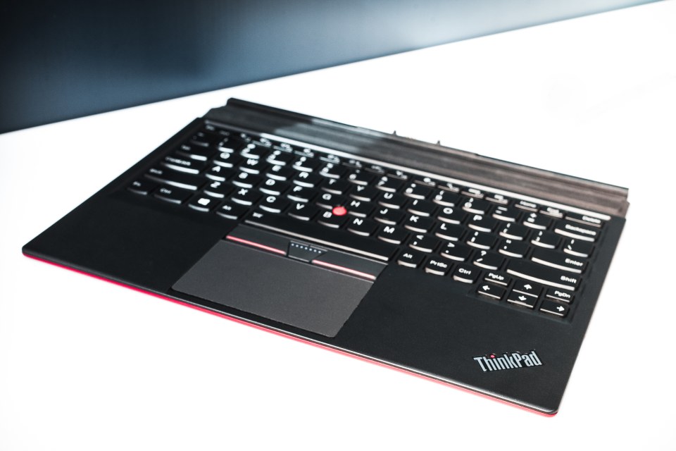 今日 Lenovo 舉行發佈會，首度推出 ThinkPad X1 系列機款，當中最注目的非 X1 Tablet 莫屬，只要安裝不同模組就可以讓 X1 Tablet 變成任何裝置，如筆記簿型電腦、投影機，甚至是 3D 相機。