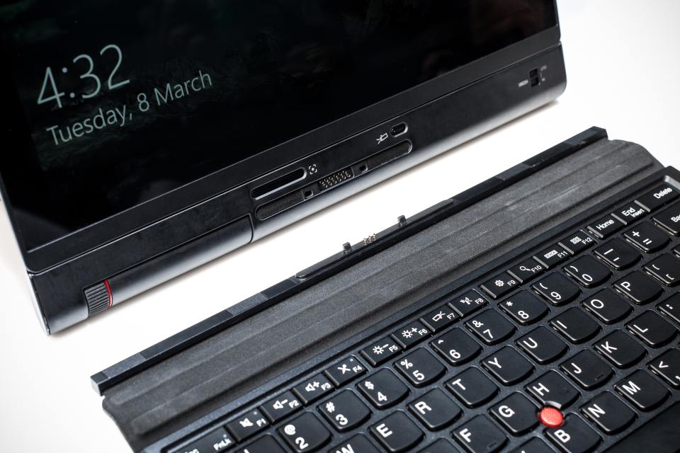 今日 Lenovo 舉行發佈會，首度推出 ThinkPad X1 系列機款，當中最注目的非 X1 Tablet 莫屬，只要安裝不同模組就可以讓 X1 Tablet 變成任何裝置，如筆記簿型電腦、投影機，甚至是 3D 相機。