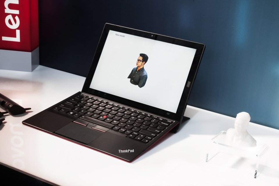 今日 Lenovo 舉行發佈會，首度推出 ThinkPad X1 系列機款，當中最注目的非 X1 Tablet 莫屬，只要安裝不同模組就可以讓 X1 Tablet 變成任何裝置，如筆記簿型電腦、投影機，甚至是 3D 相機。