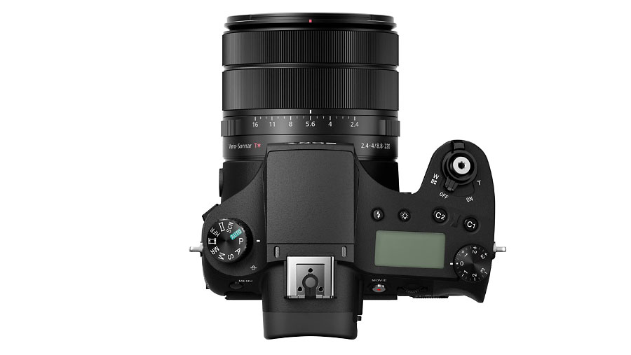 Sony 剛剛為 RX10 系列增添了新成員 RX10 III，同之前的 RX10 II 相比，最大的分別就是配備了全新的 24-600mm 超長焦段鏡頭，更有利遠距離拍攝。而其他規格方面則同 RX10 II 相差不遠，所以日後將會是兩部機並行銷售，新機售價為 $1,500 美元（約 $11,600 港元），將於 5 月起發售。