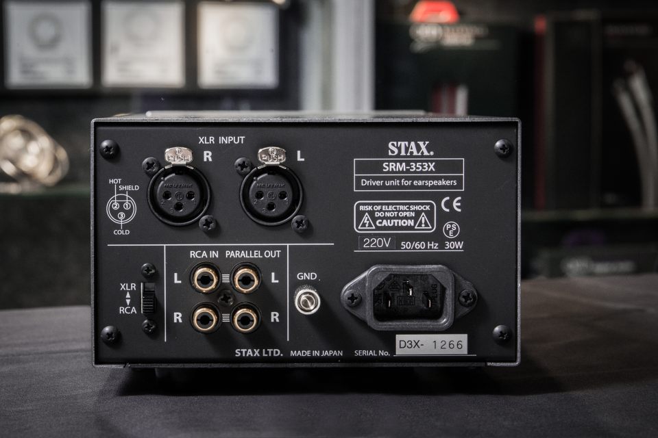 來自日本的 STAX 是歷史悠久的靜電耳機大廠，專門開發靜電耳機與耳擴，絕對是靜電界的佼佼者。最近 ECT 成為了 STAX 的港澳代理，引入全新Λ系靜電耳機 SR-L500 和靜電耳擴 SRM-353X。筆者借來試玩，分享一下自己的聽感。
