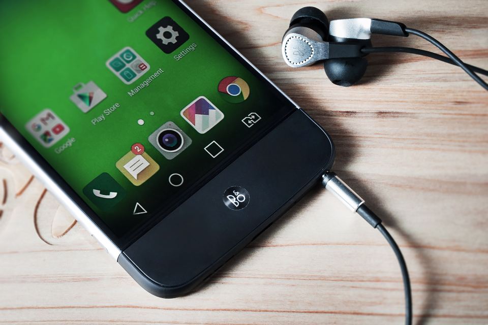 近年推出的智能手機大都標榜靚聲，能播放 Hi-Res 高品質音樂檔案。但同時亦有不少人會質疑手機聽歌靚聲得去邊，很容易便會在網上激起熱烈討論。到底現今智能手機的音質發展到甚麼地步，今次特別邀請了「耳機狂人」Cato Mak 跟大家分享一下他對手機聽歌的見解。迄今靚聲手機有哪幾部？要睇下文啦！