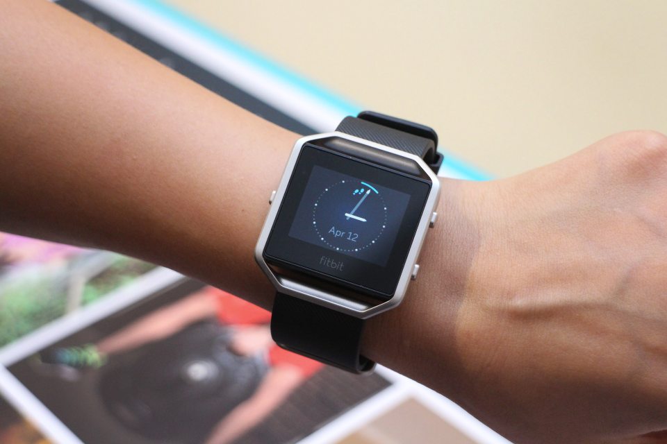 穿戴式裝置成為近年相當受歡迎的產品，主要原因是都市人愈來愈注重健康，想時刻監察自己的身體狀況。今日 Fitbit 舉行了產品發佈會，展示最新推出的智能手錶 Blaze 和智能手帶 Alta。