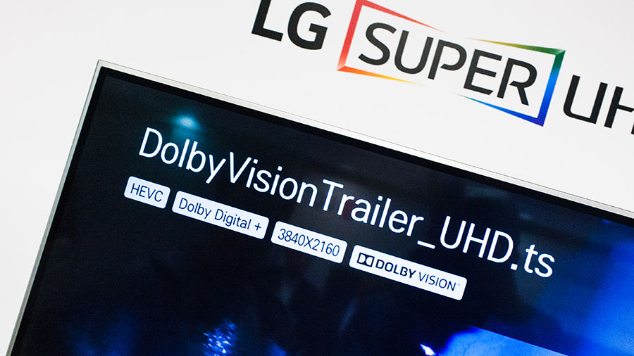 LG 一次過推出了 3 個中高階 Super UHD TV 系列，包括 UH9500、UH8500 及 UH7700，見到型號名的「UH」就知道是 4K 解像度，新機採用了 IPS 量子顯示技術、全新 webOS 3.0 智能系統。繼上年率先推出支援 HDR 的 OLED 電視 EG9650 之後，今次 2016 年的 3 個新系列亦全部支援 HDR，除了較為普及、要求較低的 HDR10之外，今次仲支援 Dolby Vision 這個較高要求的 HDR 規格，可以呈現畫面原本的高動態同光暗層次。