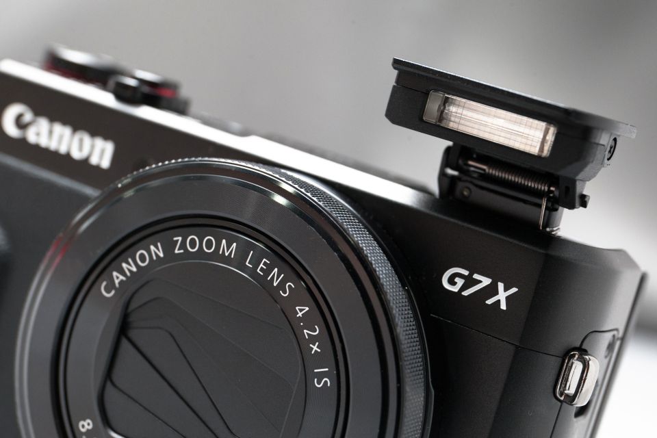 Canon 推出了旗艦機皇 EOS-1D X Mark II 的同時，也帶來全新輕便相機 PowerShot G7 X Mark II，強調是首部採用 DIGIC 7 影像處理器的相機，擴展了動態範圍，擁有更高速的對焦能力，亦強化自動追焦表現。
