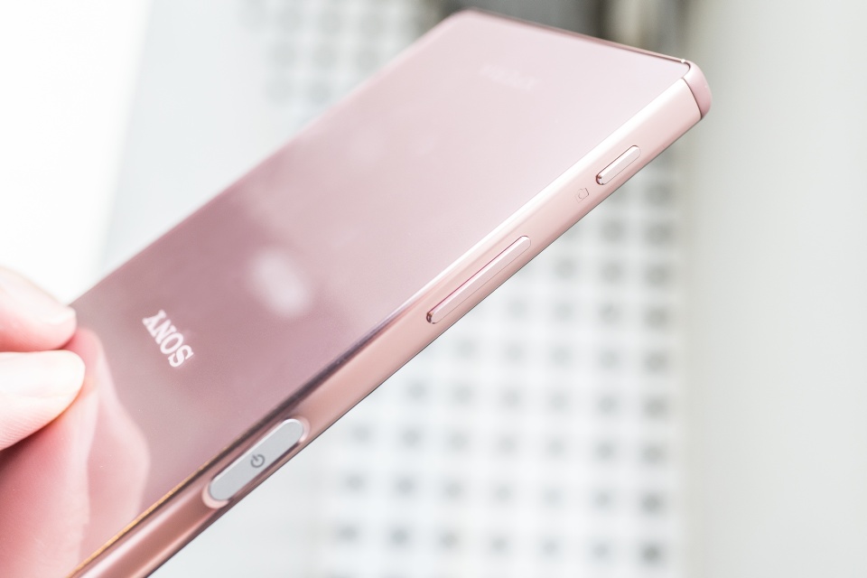 去年推出的 Xperia Z5 Premium，是全球首部採用 4K 屏幕的智能手機。最近 Sony Mobile 公佈推出 Xperia Z5 Premium 全新粉鑽版，以世界色彩權威 Pantone 選出今年流行的淡粉色為主要色調，再加上光澤的機身物料，外觀相當討好，吸睛度十足。