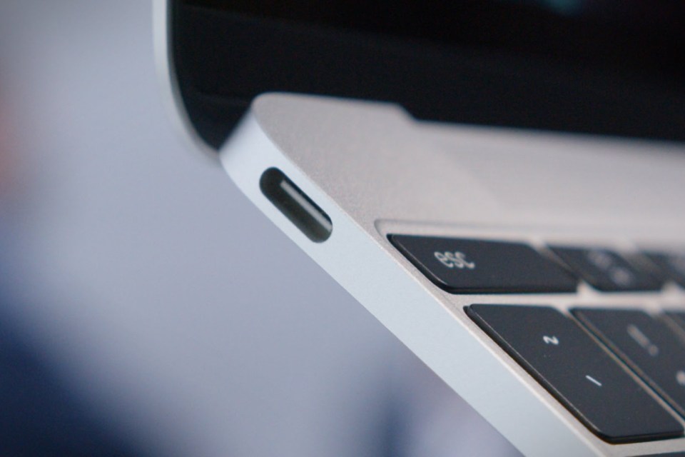 去年 Apple 的 12.1 吋 MacBook 搭配 USB Type-C 插口， 因而令 USB Type-C 這個名字成為大眾的焦點。其實近年推出的智能手機，也陸陸續續由以往的 Micro USB 改用 USB Type-C，同樣兼具充電與資料傳輸之用，到底這個插口有甚麼特別優勢呢？