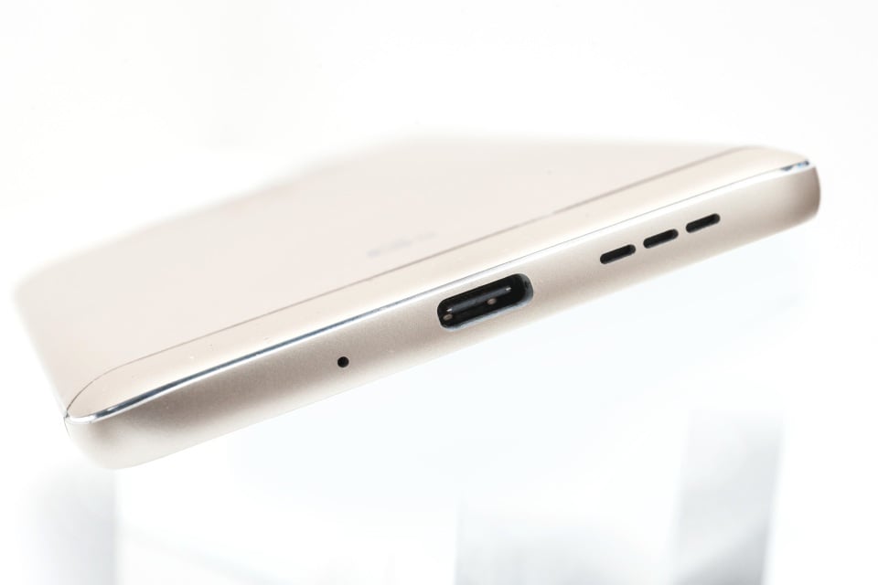 去年 Apple 的 12.1 吋 MacBook 搭配 USB Type-C 插口， 因而令 USB Type-C 這個名字成為大眾的焦點。其實近年推出的智能手機，也陸陸續續由以往的 Micro USB 改用 USB Type-C，同樣兼具充電與資料傳輸之用，到底這個插口有甚麼特別優勢呢？