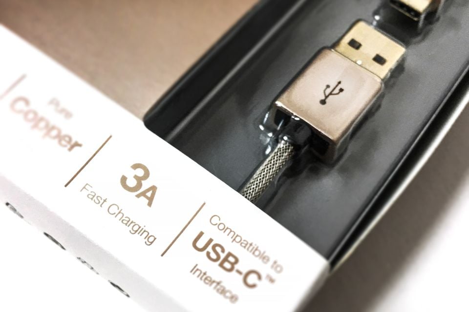 去年 Apple 的 12.1 吋 MacBook 搭配 USB Type-C 插口， 因而令 USB Type-C 這個名字成為大眾的焦點。其實近年推出的智能手機，也陸陸續續由以往的 Micro USB 改用 USB Type-C，同樣兼具充電與資料傳輸之用，到底這個插口有甚麼特別優勢呢？