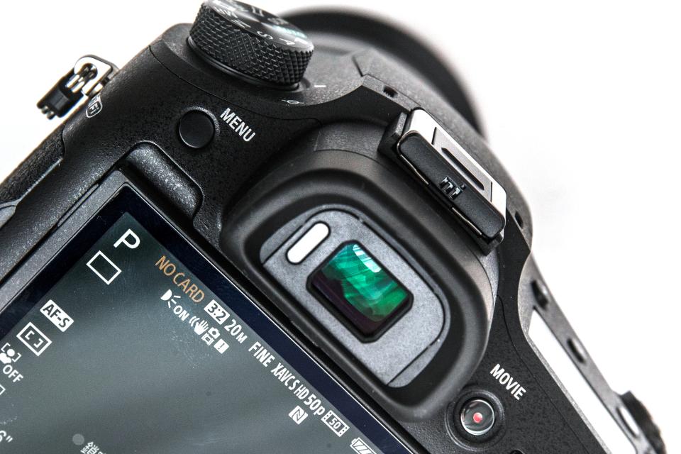 早前已報導過 Sony RX10 III 的消息，今日（4 月 26 日）Sony 於銅鑼灣東角中心 Sony Store 舉行 Cyber-shot RX10 III 產品發佈會，集齊 1 吋 CMOS、24-600mm 蔡司鏡頭、4K 拍片、超慢動作攝錄及高速自動對焦於一身。