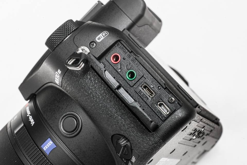 早前已報導過 Sony RX10 III 的消息，今日（4 月 26 日）Sony 於銅鑼灣東角中心 Sony Store 舉行 Cyber-shot RX10 III 產品發佈會，集齊 1 吋 CMOS、24-600mm 蔡司鏡頭、4K 拍片、超慢動作攝錄及高速自動對焦於一身。