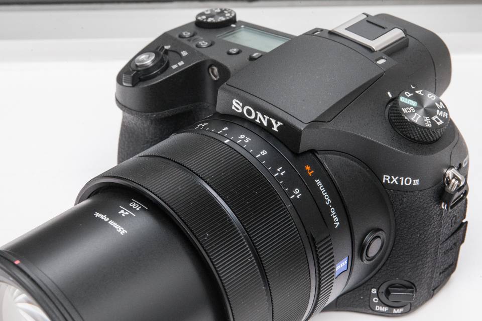 早前已報導過 Sony RX10 III 的消息，今日（4 月 26 日）Sony 於銅鑼灣東角中心 Sony Store 舉行 Cyber-shot RX10 III 產品發佈會，集齊 1 吋 CMOS、24-600mm 蔡司鏡頭、4K 拍片、超慢動作攝錄及高速自動對焦於一身。