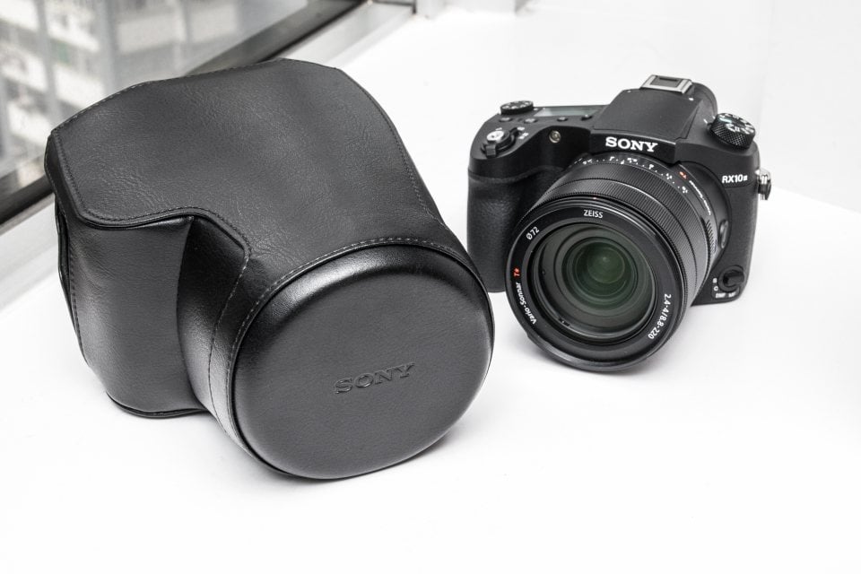 早前已報導過 Sony RX10 III 的消息，今日（4 月 26 日）Sony 於銅鑼灣東角中心 Sony Store 舉行 Cyber-shot RX10 III 產品發佈會，集齊 1 吋 CMOS、24-600mm 蔡司鏡頭、4K 拍片、超慢動作攝錄及高速自動對焦於一身。