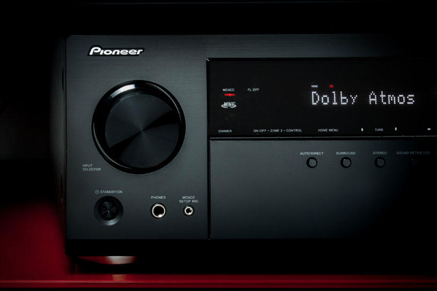 VSX-1131 是 Pioneer 最新推出的入門擴音機，7.2 聲道設計，可以支援 Dolby Atmos 和 DTS:X 兩款最新的 3D 環繞聲效（後者需要 firmware 升級）。雖然只是入門型號，不過講到網絡音樂串流功能，可說是現時 AV 擴音機之冠，甚至比起市面上部分高階機款有過之而無不及。