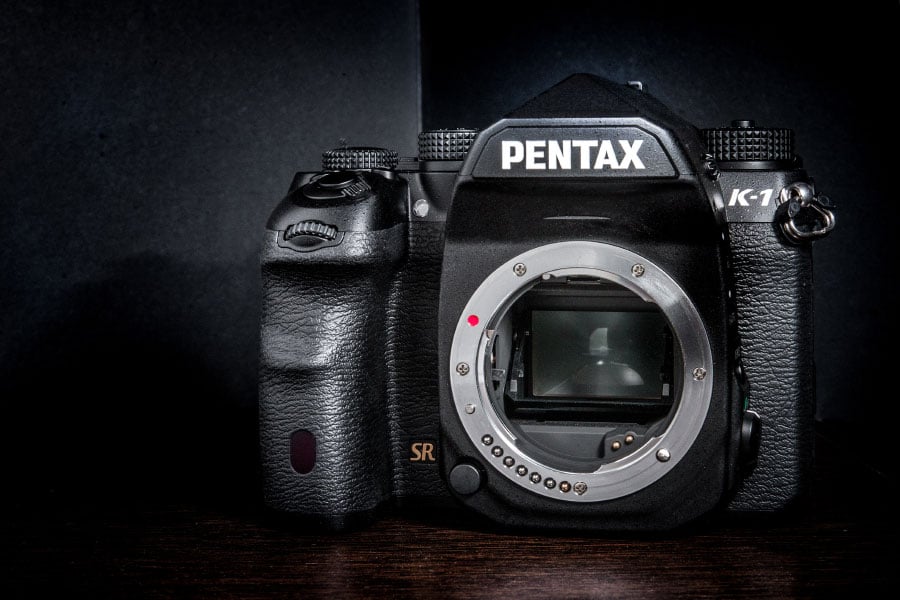 早前已經全球公佈的 Pentax 首部全片幅 K-1 數碼單反終於正式到港，售價為港幣 $16,500，和現時頂級的 APS-C 單反差不多，大約是其他品牌中階全片幅的價錢。這部 Pentax Full Frame 單反可說是用家等待成十年的產品，功能方面未讓大家失望，更是首部內置五軸五級防震的數碼單反，Pentax 三公主等一系列全片幅名鏡終於有得「解放」。