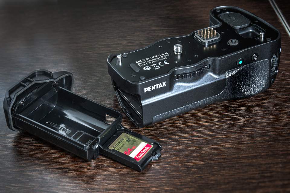 早前已經全球公佈的 Pentax 首部全片幅 K-1 數碼單反終於正式到港，售價為港幣 $16,500，和現時頂級的 APS-C 單反差不多，大約是其他品牌中階全片幅的價錢。這部 Pentax Full Frame 單反可說是用家等待成十年的產品，功能方面未讓大家失望，更是首部內置五軸五級防震的數碼單反，Pentax 三公主等一系列全片幅名鏡終於有得「解放」。