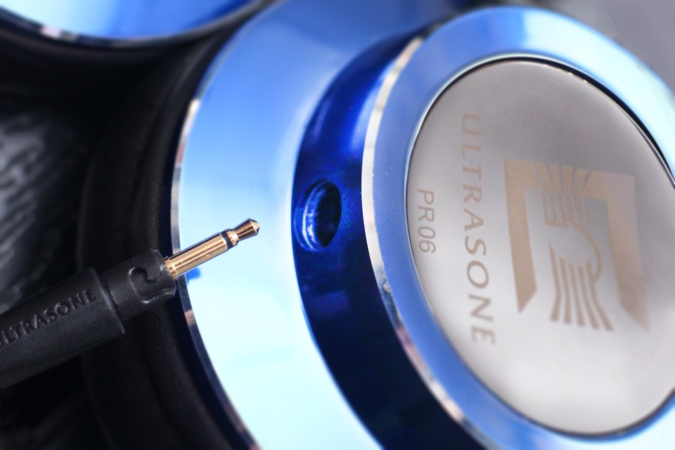 德國耳機品牌 Ultrasone 在 1991 年成立至今，已有 25 個年頭，特意推出一款紀念耳機，名為 Tribute 7。這款紀念作是向品牌經典 Edition 7 致敬，延續圓滑線條，並以藍色為主調。Tribute 7 同樣是限量生產，全球只有 777 對！