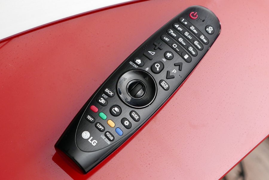 UH9500 是 LG 剛剛在香港推出的高階 4K 電視系列，其實 4K 解像度前年、甚至再之前已經有，今次新機最大的特點是支援「HDR」，如果片源支援高動態範圍的話，就可以在畫面上展現更強的光暗層次同對比。本來要等到有 UHD Blu-ray 碟同機先至有得試，今次真係要「多謝 Netflix 先」，可以串流就玩到，而 LG 的反應亦相當快，呢頭《Marco Polo》有得睇 Dolby Vision 的 HDR，嗰頭就已經立即有 firmware 升級支援，唔係都試唔到。