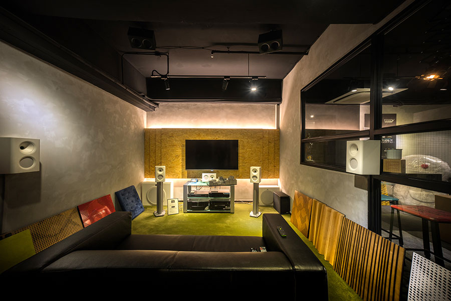 普通影音 showroom 試玩 Dolby Atmos，大家聽得最多可能都係 7 · 1 · 4，因為呢個都係普通民用 AV 前級同合併機的「極限」。不過，大家可能都知道米樂影音代理的 Trinnov Audio Altitude32 並不是一部「普通」的前級，可以處理多達 32 個聲道，而米樂位於觀塘的新 showroom 亦利用它來打造了一個驚人的 15 · 3 · 10 Dolby Atmos 系統。我們今次就找來了負責人 Ricky 講解一下打造新 showroom 的過程，亦會親身試下呢套「終極」環繞聲系統有幾「堅」。
