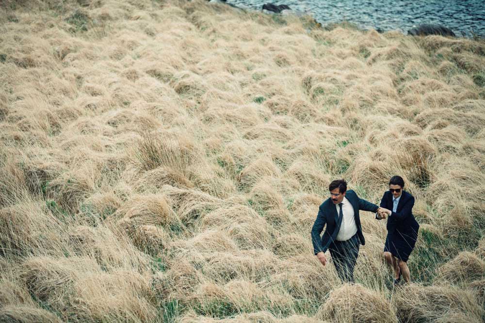 表面上，《單身動物園》（The Lobster）就是在質疑「單身不好」這個社會主流觀點。在未來社會裡，單身（即使是喪偶）的人會被安排入住一家酒店，如果 45 天內找不到新的伴侶，便要變成一隻動物。男主角選擇失敗了便當「龍蝦」，而這也是英文片名的由來，其實甚麼動物並不重要。當然你也可以說這意味著男主角有渴望當貴族（lobsters are blue-blooded like aristocrats）的傾向，很可能是個離地中產。