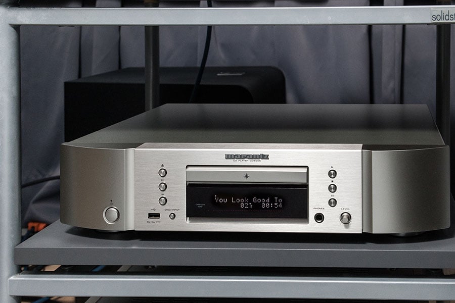 Marantz 最新推出的 CD6006 播放機以及 PM6006 兩聲道擴音機剛剛抵港，售價分別都係 4 千有找。7 千幾的組合，搭對書架喇叭就可以享受到 Marantz 的音色，可算相當適合仍有聽 CD 、或者打算試玩 CD 的入門用家。