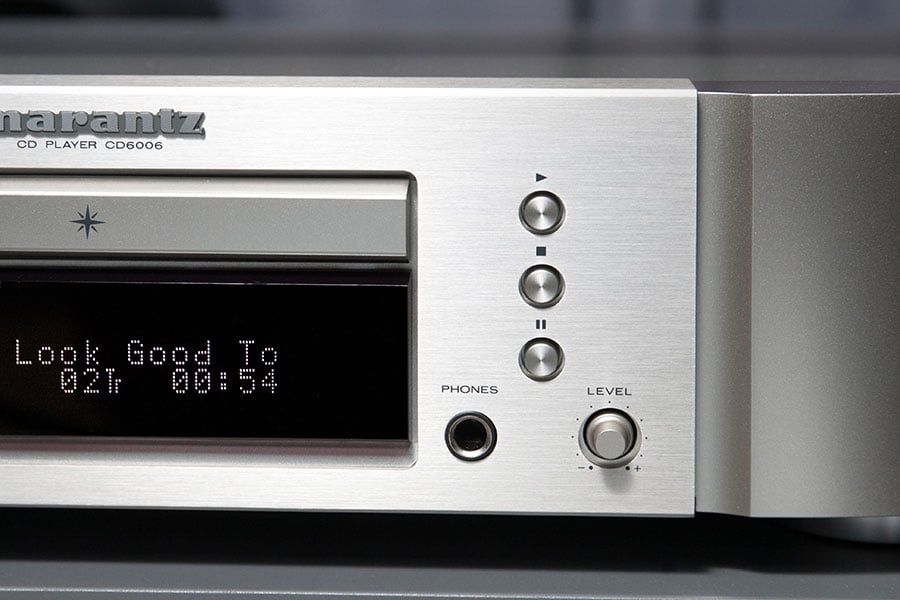 Marantz 最新推出的 CD6006 播放機以及 PM6006 兩聲道擴音機剛剛抵港，售價分別都係 4 千有找。7 千幾的組合，搭對書架喇叭就可以享受到 Marantz 的音色，可算相當適合仍有聽 CD 、或者打算試玩 CD 的入門用家。