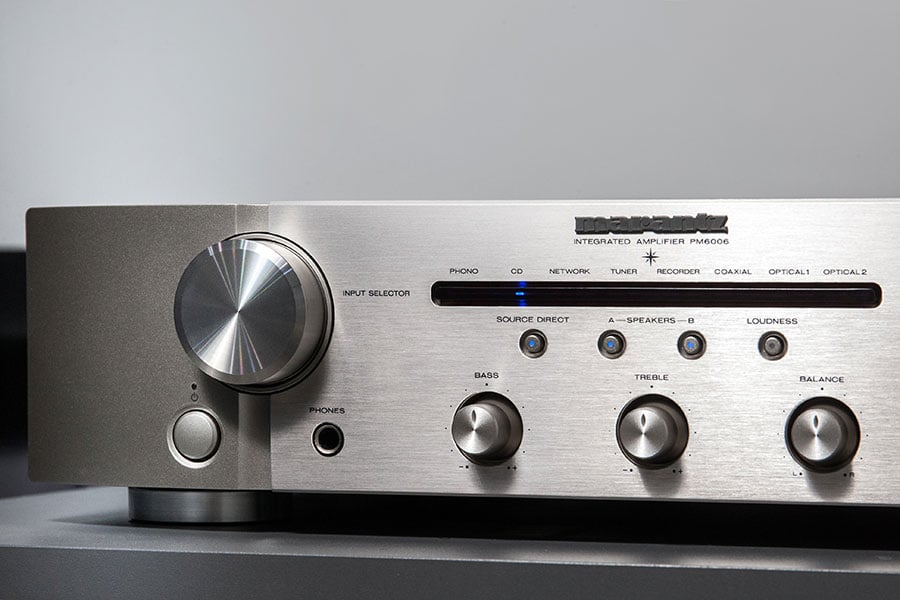 Marantz 最新推出的 CD6006 播放機以及 PM6006 兩聲道擴音機剛剛抵港，售價分別都係 4 千有找。7 千幾的組合，搭對書架喇叭就可以享受到 Marantz 的音色，可算相當適合仍有聽 CD 、或者打算試玩 CD 的入門用家。