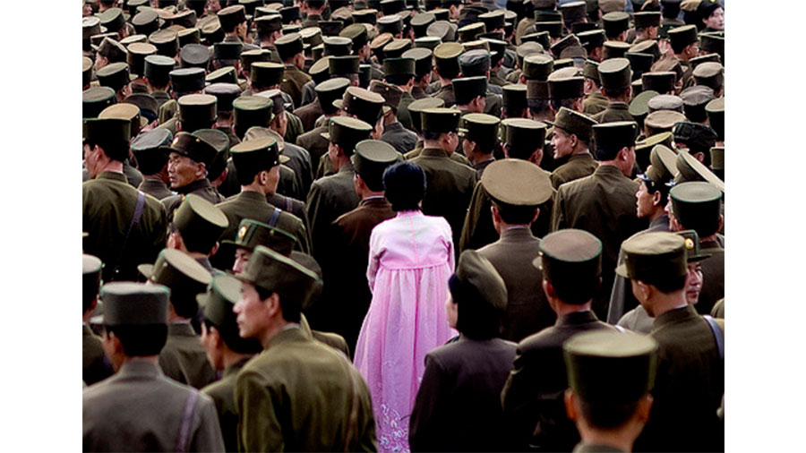 多得近年的旅行團，讓我們可以一窺北韓的「真面貌」，不過這種面貌其實只是領導人想讓大家看到的一面，並不是北韓的全部。在嚴密的規管之下，可以流出的相片不多。而北韓的真面目，就要靠一些勇於冒險的攝影師帶給大家，來自法國的 Eric Lafforgue 就是最出名的其中一位。