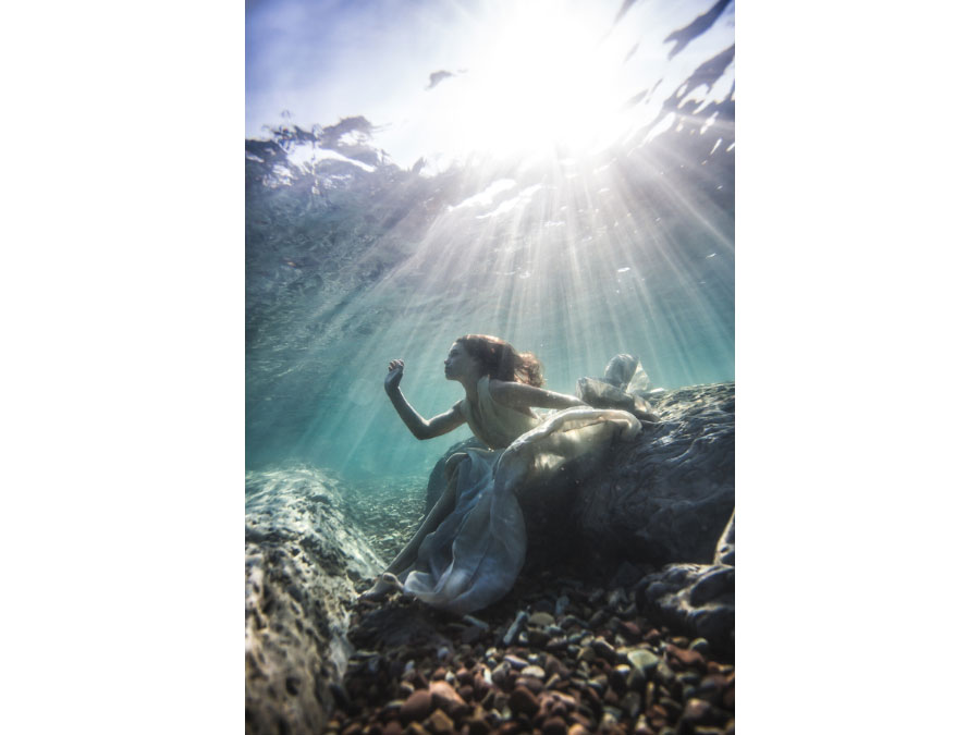 夏天又到，我哋平時游水、潛水可能都會想影下相、拍下片，不過無部防水相機、手機就唔成事。多得近年機仔的拍攝質素愈來愈好，令水底拍攝唔使太昂貴器材都可以影到靚相。不過要做到真正「水底攝影師」其實好有難度，來自美國的女攝影師 Jenna Martin 就影過好多水底人像，亦都分享過唔少佢嘅拍攝心得，究竟水底攝影其實有啲咩要求？