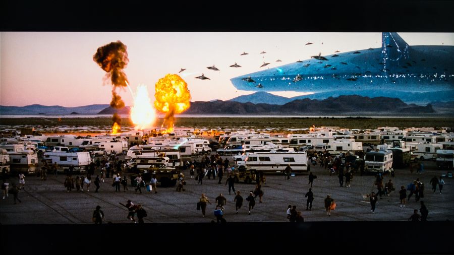 《天煞地球反擊戰》（Independence Day）是 1996 年全球票房冠軍電影，一眨眼就 20 年。當年流行拍外星人襲地球，情況就如今日的超級英雄片一樣，有一定的票房保證。趁 20 周年紀念，續集《天煞地球反擊戰：復甦紀元》將於 6 月 24 日上映。同時推出數碼復修藍光影碟《天煞地球反擊戰（20周年紀念版）》，有齊原裝戲院版和加長版，還有全新製作的特別收錄。